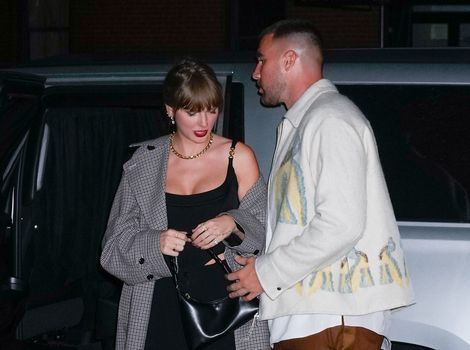🎥​ | NFL-ster Travis Kelce en superster Taylor Swift voor het eerst zoenend in het openbaar gespot