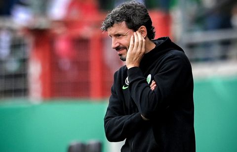 Oei... Mark van Bommel vliegt door pijnlijke blunder mogelijk alsnog uit bekertoernooi