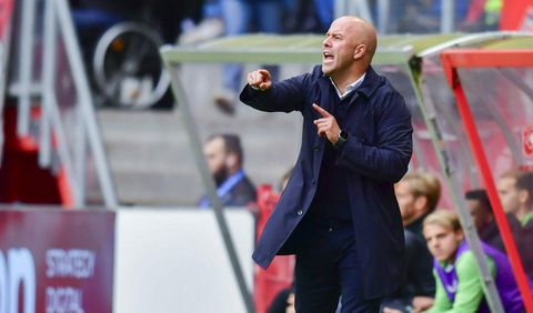 Arne Slot heeft er de pest in na nederlaag Feyenoord bij FC Twente: 'We hobbelden over het veld'