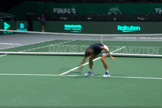 🎥 | Tennisser Daniel Evans verliest punt en slaat racket aan diggelen