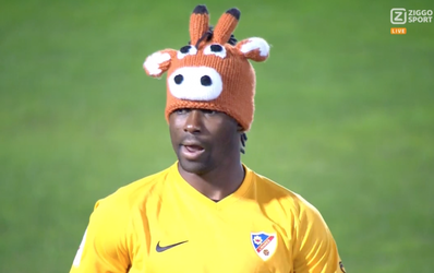 🎥| LOL! Keepertje komt rustig met PAARDENMUTS het veld op tegen Sevilla