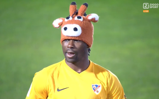 🎥| LOL! Keepertje komt rustig met PAARDENMUTS het veld op tegen Sevilla