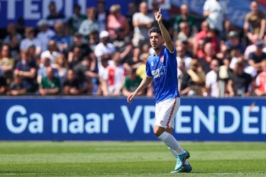 Twente-speler Dimitris Limnios scoort voor Griekenland én loopt gruwelijke blessure op