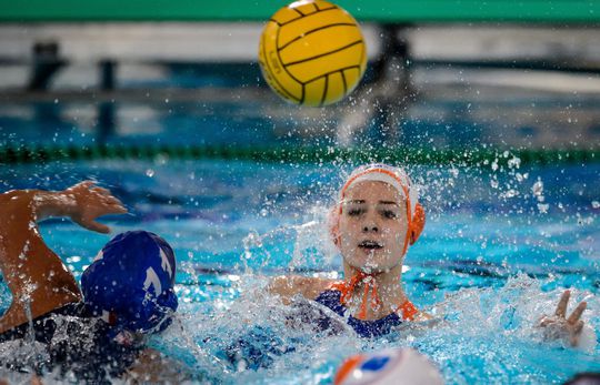 Nederlandse waterpolosters na gelijkspel nu tegen Italië voor plek in halve finale