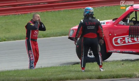 🎥| Pleuris bij voorprogramma IndyCar: coureurs gaan op de vuist en smijten met stuur en helm