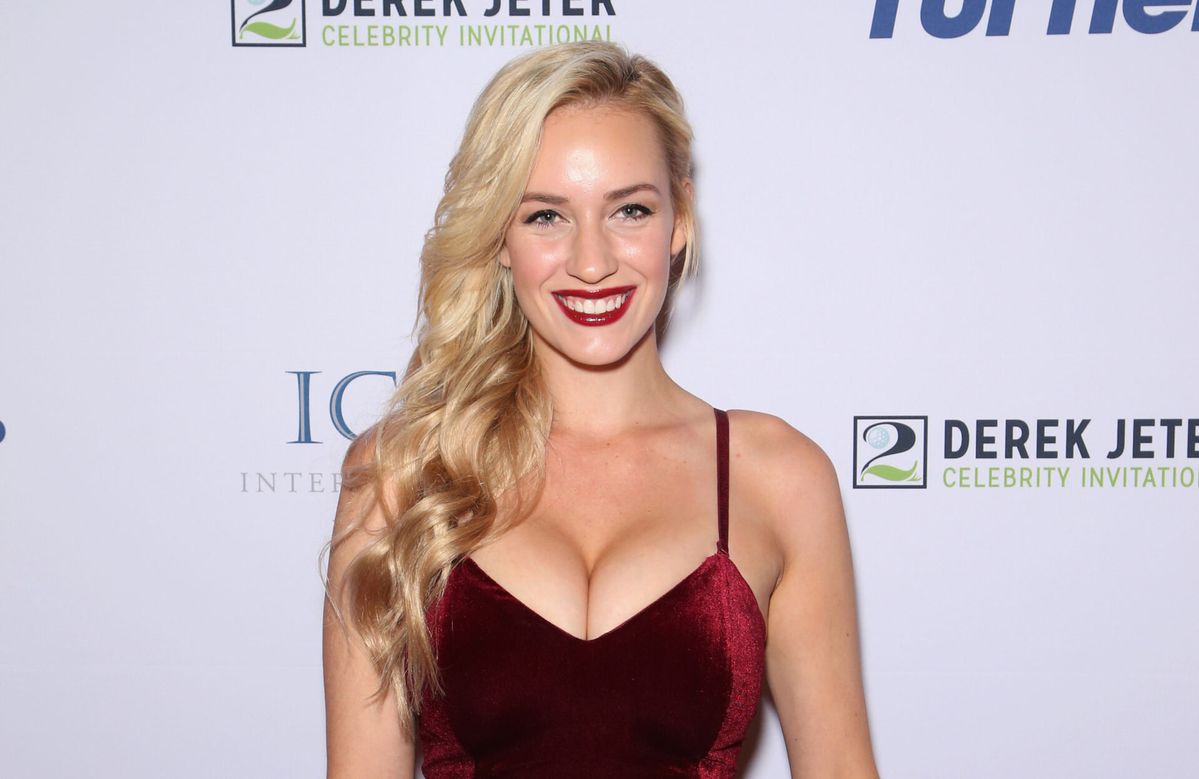 Paige Spiranac verklaart haar rare golfstijl: 'Borsten zitten in de weg'