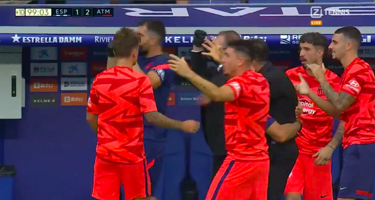 🎥 | Iedereen van Atlético Madrid wordt helemaal leip na winnende goal in 99e minuut