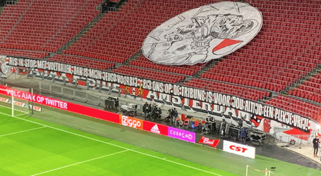 🎥 | Ajax-fans eren Huntelaar met prachtige spandoeken