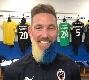 Speler van Wimbledon komt belofte na en heeft nu een blauw-gele baard (video)