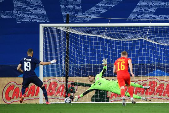 🎥 | Karim Benzema mist een penalty bij terugkeer voor Les Bleus!