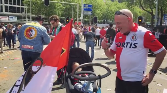 Trotse Feyenoord-opa glundert: 'Over 17 jaar staat mijn kleinzoon op het bordes'