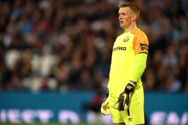 Everton-doelman Pickford deelt rake klappen uit tijdens avondje stappen (video)