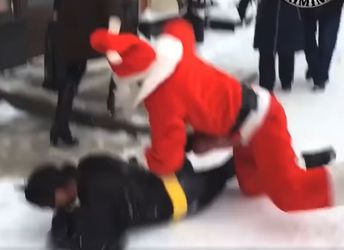 🎥🎅 | Een potje kickboksen voor de heilige dagen: Kerstman slaat Batman helemaal KO