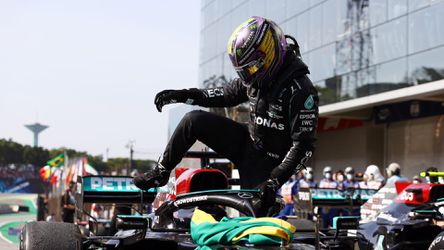 Dit is de boete die Lewis Hamilton krijgt voor zijn losse gordel