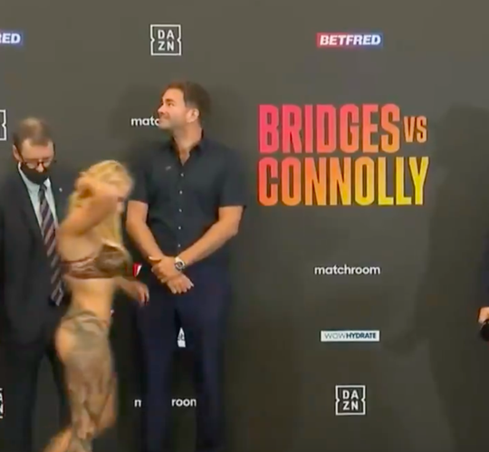 😁🎥 | Blozende bokspromotor Eddie Hearn kijkt weg bij weging van 'bom' Ebanie Bridges