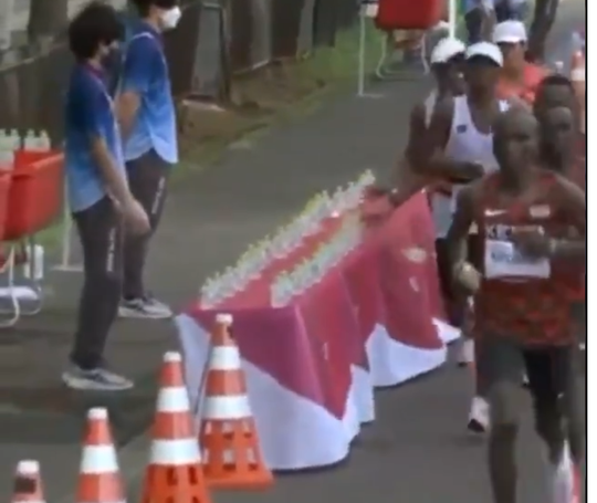 🎥 | SABOTAGE! Marathonloper kwakt ALLE waterflesjes op de grond, dorstige renners GEFLEST