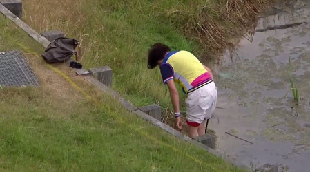 LOL! Zoon gooit golfclub in het water en z'n ma doet dan dit (video)