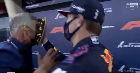 🎥 | LOL! Max Verstappen trakteert jarige verslaggever op taart IN ZIJN GEZICHT