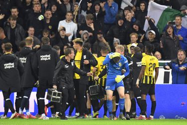 🎥 | FC Groningen-Vitesse loopt uit de hand: streakers (in onderbroek) tijdens staking