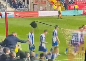 🎥 | Wigan-speler gapt hoed van steward en gooit het ding in het publiek
