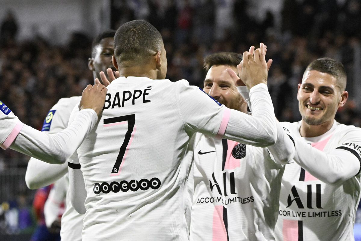 Hattricks Mbappé en Neymar en hattrick aan assists van Messi: swingend PSG vernedert Clermont