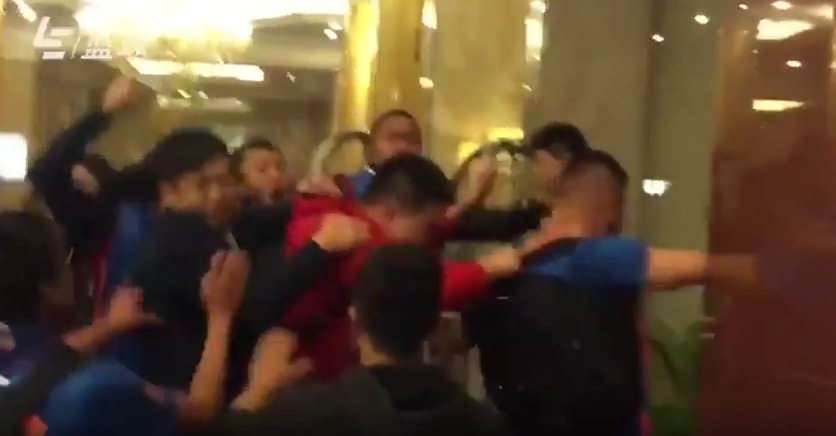 Massagevecht bij Chinese basketbalfinale (video)