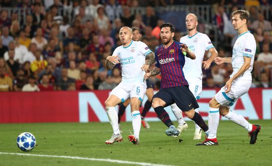 PSV ziet Messi uitblinken en loopt in laatste kwartier alsnog tegen dikke nederlaag aan (video's)