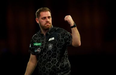 Berry van Peer is spanning meesterlijk de baas bij WK darts-debuut en wint van Luke Woodhouse