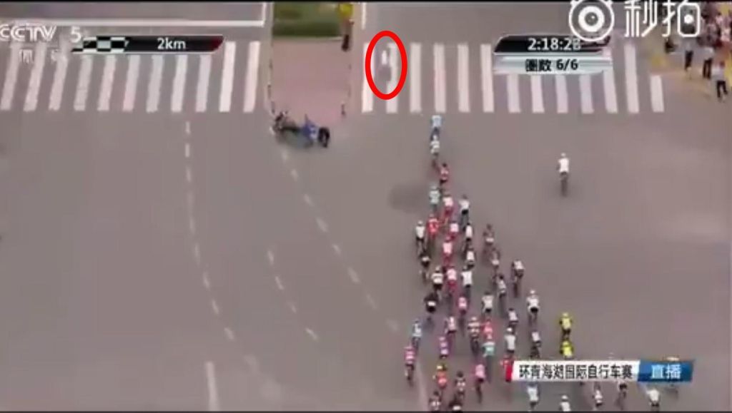 Man steekt over terwijl peloton komt aanrijden (video)