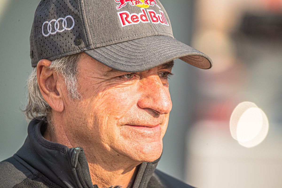 Carlos Sainz senior gaat ondanks ongeluk en ziekenhuisverzoek TOCH door in de Dakar Rally