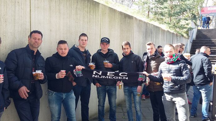 Zo kan het dus ook: fans steken NEC een hart onder de riem (foto's)