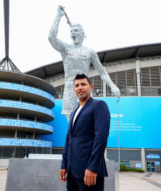 📸​ | Wie maakt er een nieuwe? Standbeeld Sergio Agüero doet denken aan Real Madrid-speler