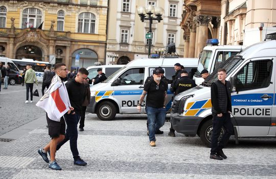 Tsjechische politie grijpt hard in tegen vechtende Engelse hooligans (video)