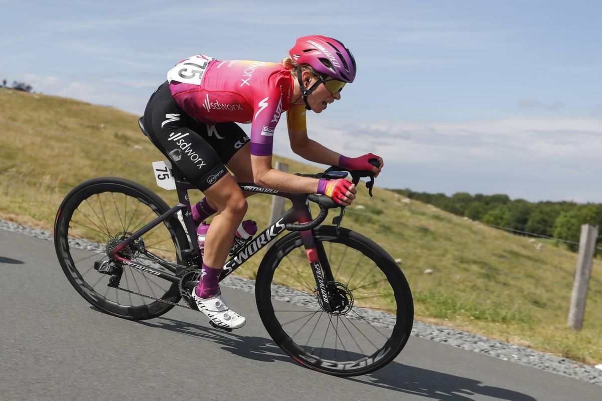 Demi Vollering na crash niet meer van start in Ronde van Scandinavië