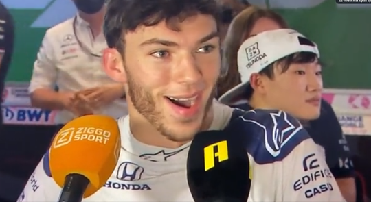 🎥 | Prachtig! Pierre Gasly is stomverbaasd als hij Verstappens inhaalactie op Hamilton ziet