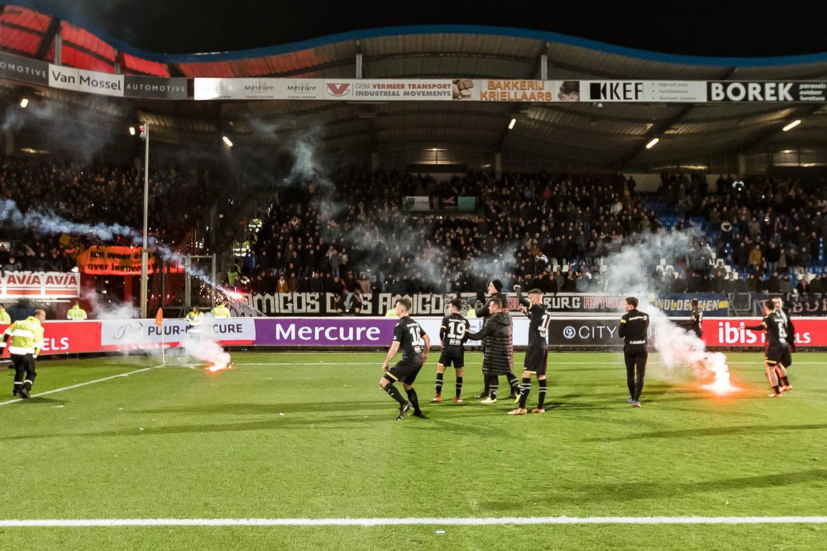 Fakkelgooiers krijgen stadionverbod van Willem II