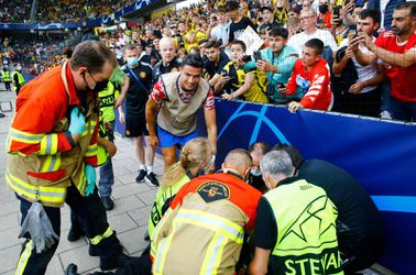 Cristiano Ronaldo geeft shirt aan steward na schot op achterhoofd