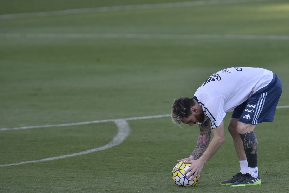 Messi heeft zijn hele been bedekt met een tattoo (foto)