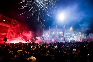 📸 | PSG-fans vieren ondanks corona-maatregelen feest buiten stadion