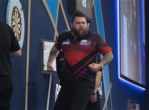 Michael Smith kreeg een koe op zijn rug en brak ooit beide polsen: 'Sindsdien beter gaan darten'