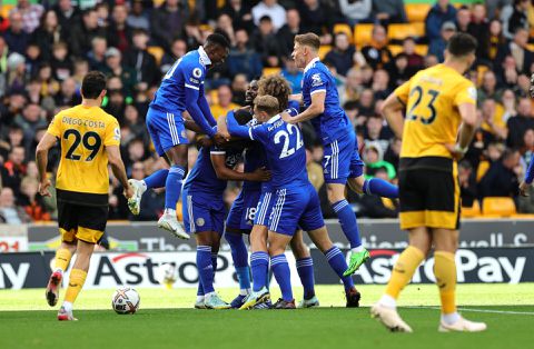 Leicester af van laatste plaats in Premier League na afslachting Wolves
