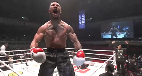 🎥​ | Knock-out: Haagse kickbokser Ahmed Akoudad per brancard de ring uit in Tokio