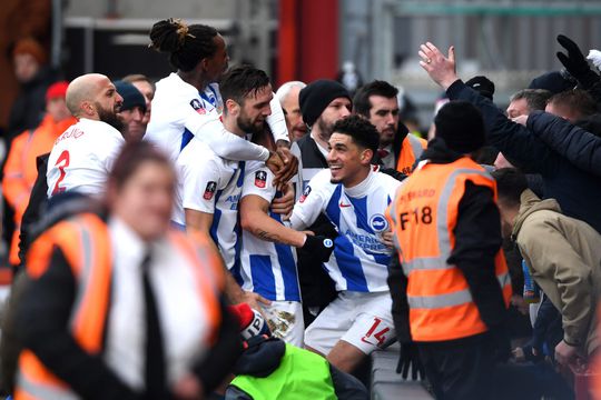 Bizar! Brighton-fan krijgt stadionverbod van 5 wedstrijden voor agressief Tweetje