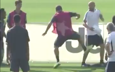 WTF! Higuaín wordt loco tijdens rondo: Juve-spits schopt assistent-trainer en molt boarding (video)