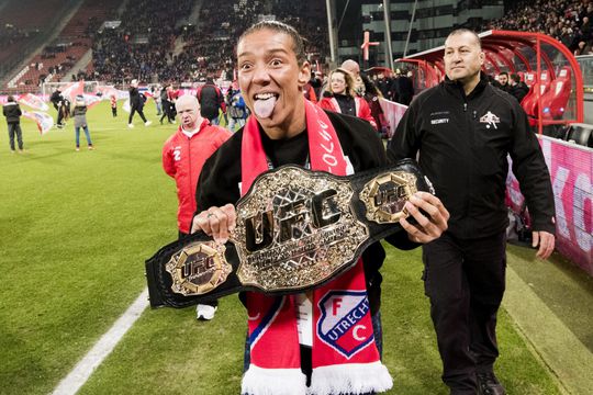 FC Utrecht eert UFC-kampioene De Randamie (video)