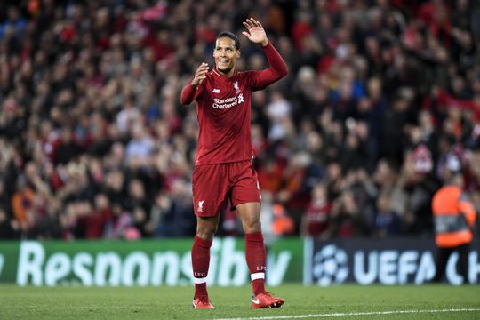 Liverpool-fans maken opnieuw een hit: 'He's Virgil van Dijk' (video)