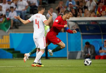 Videoscheids? Ronaldo 'versiert' penalty tegen Spanje en knalt raak (video)