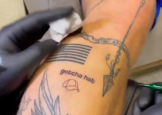 🎥 | Jake Paul zet 'pet'-tattoo na ruzie met Floyd Mayweather: 'Zuig mijn noten maar'