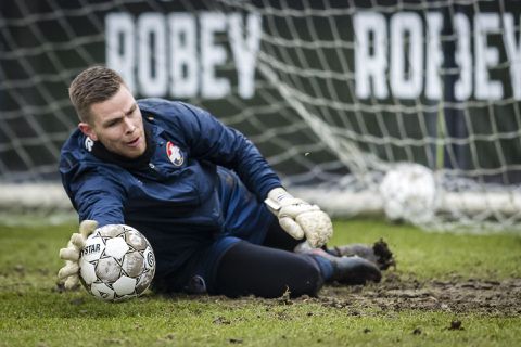 Of Ten Hag denkt dat keeper Ruiter vastgelegd gaat worden? 'Zou kunnen'