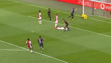 🎥 | Guus Til klopt Wijndal in de lucht en kopt PSV op gelijke hoogte met Ajax